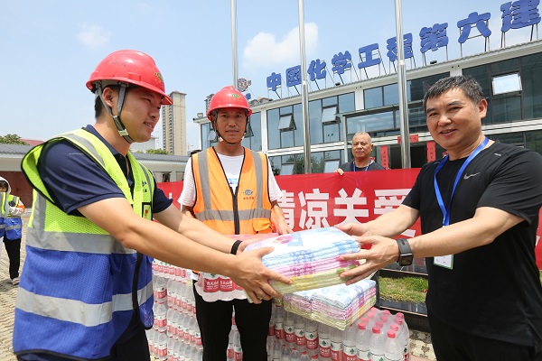 烈日炎炎！襄州區(qū)人民醫(yī)院赴建筑工地送清涼